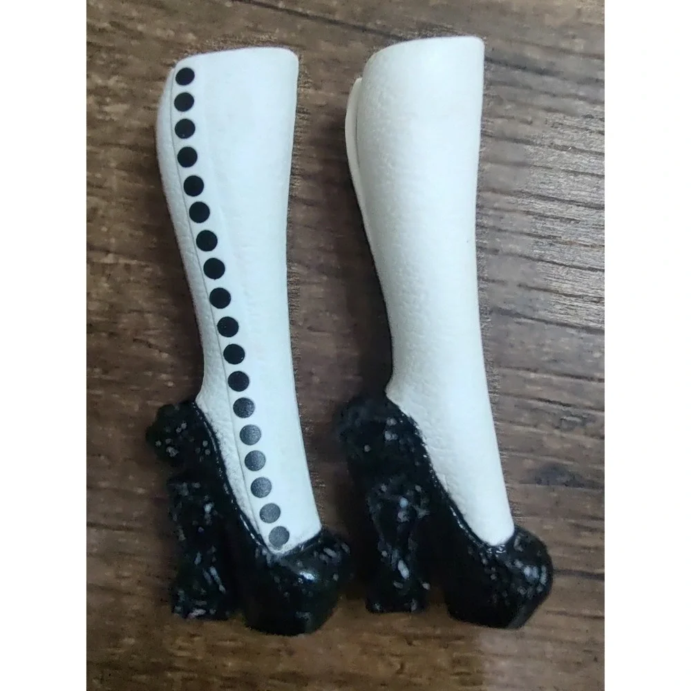 Ever After High Doll Bunny Blanc 1st Chapter Tall White Black Boots Z28